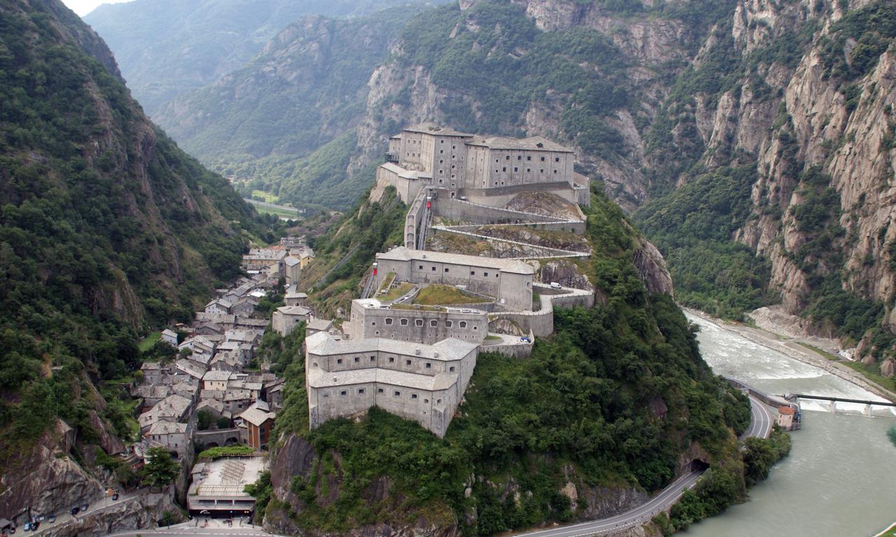 Hotel Cavour Et Des Officiers بارد المظهر الخارجي الصورة