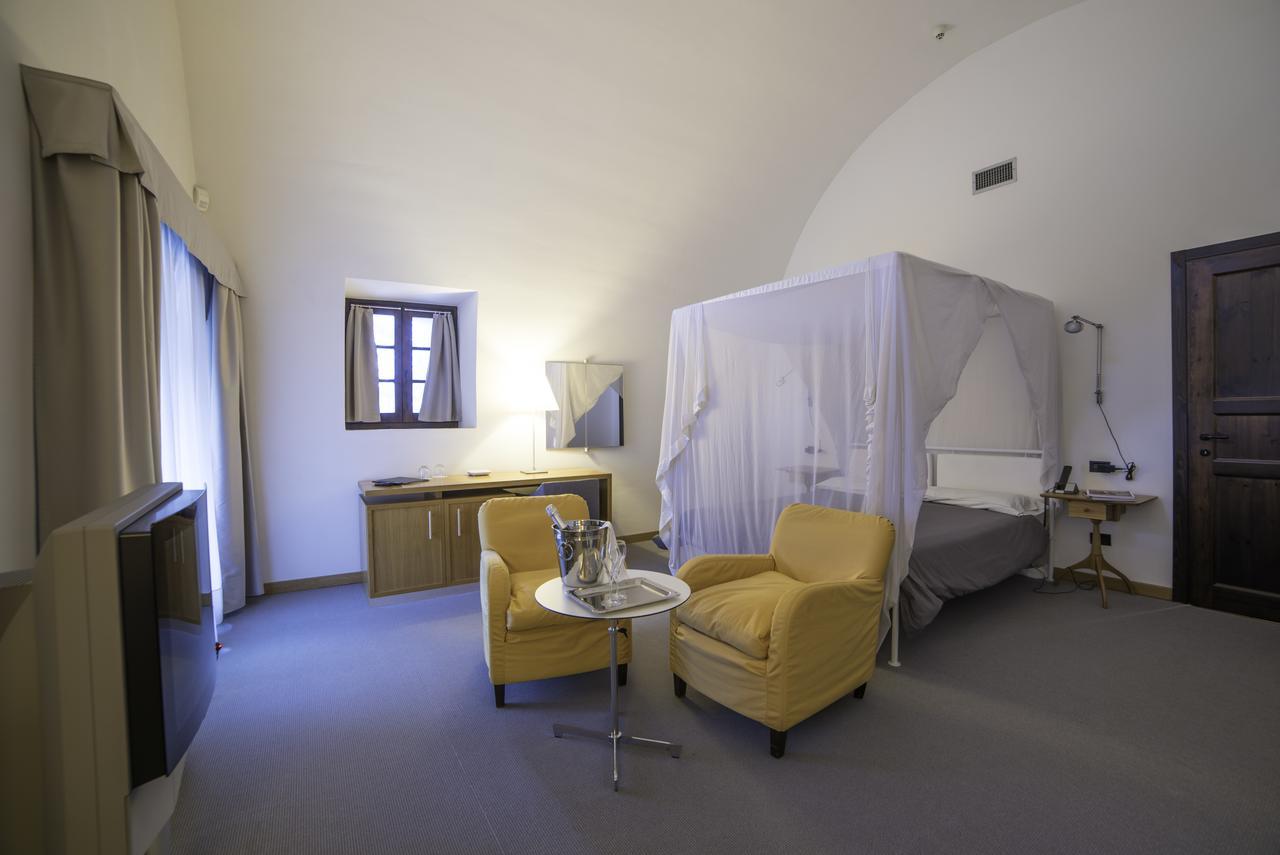 Hotel Cavour Et Des Officiers بارد المظهر الخارجي الصورة